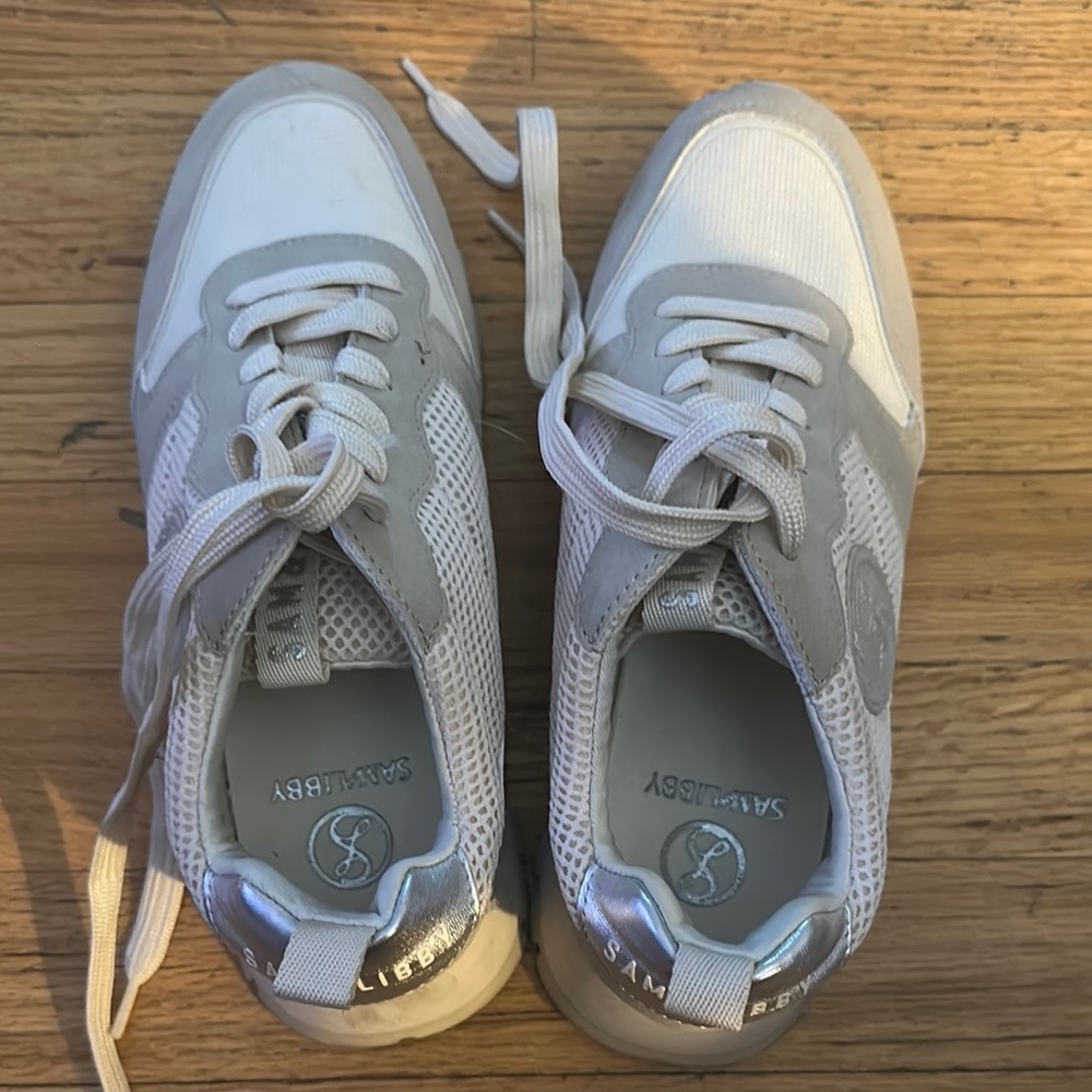 Casual shoes